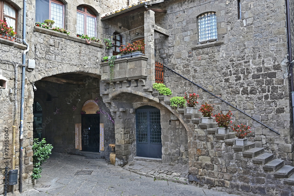 Viterbo, strade, vicoli, piazze e case della città medievale - Tuscia Lazio