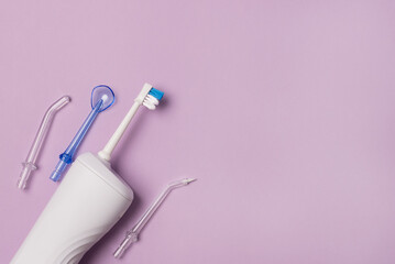 Fotobehang Tandarts Mondverzorgingsset met flosser op roze  © katekrsk