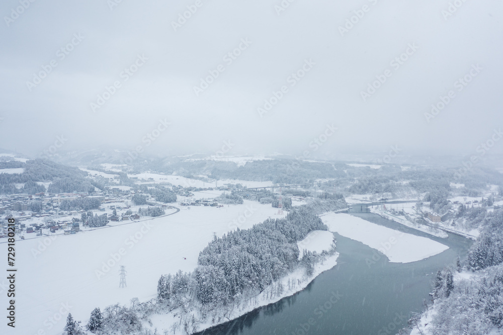 Obraz premium ドローン撮影：真っ白な雪に覆われた雪国の風景