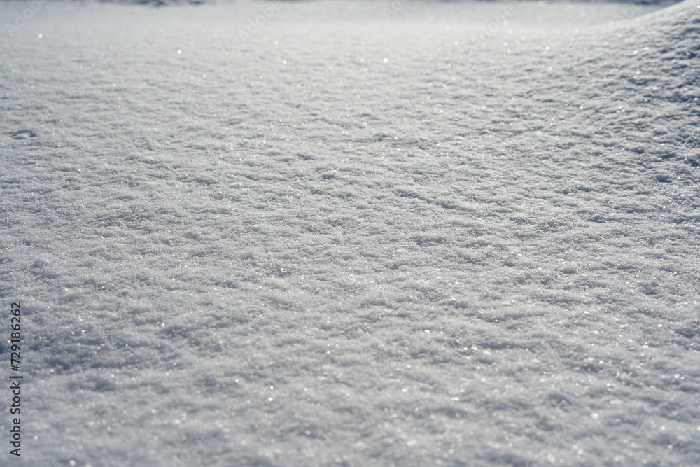 光に反射してきらきら光る雪 光に反射してきらきら光る雪