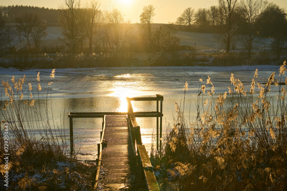 Steg am See in der goldenen Abendsonne zur Winterzeit, Bucher Stausee, Rainau, Baden-Württemberg, Deutschland - obrazy, fototapety, plakaty 
