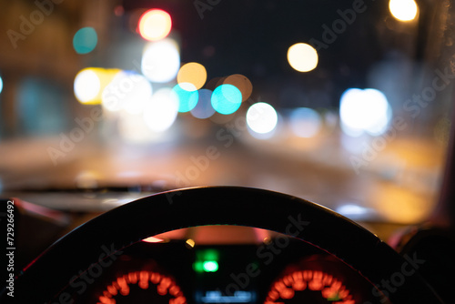 夜間の自動車内のハンドル photo