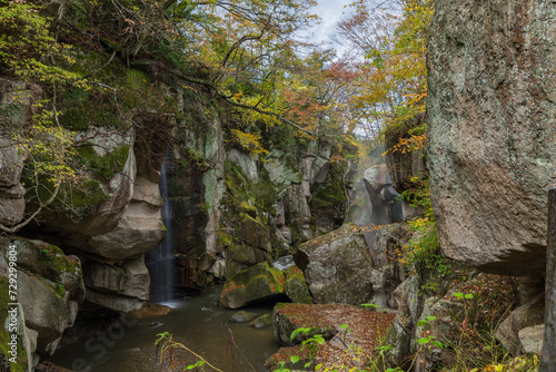 日本 宮城県仙台市太白区を流れる名取川と奇岩が並ぶ峡谷、磊々峡の時雨滝と紅葉