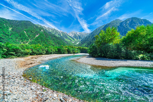 夏の上高地　穂高連峰と梓川【長野県・松本市】 Beautiful scenery of Kamikōchi with fresh greenery - Nagano, Japan