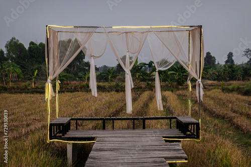 Illuminated siiting area in a field