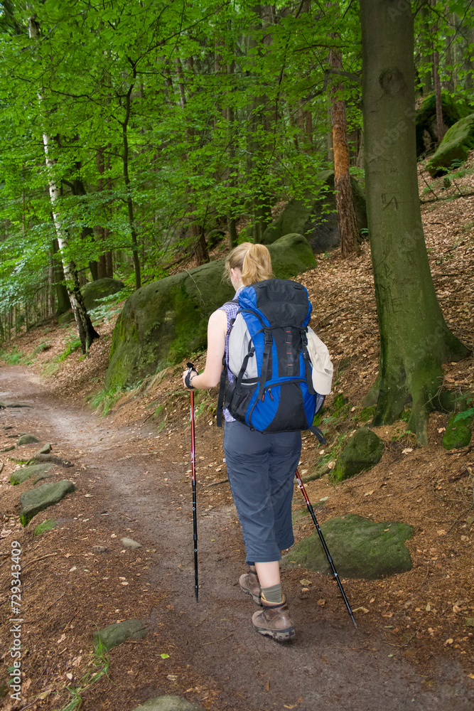Frau beim Wandern