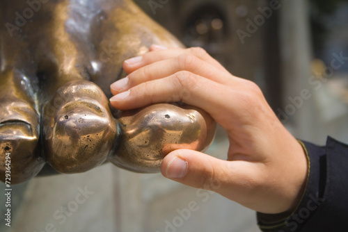 Die Berührung des Ureinwohnerfusses an der Magellanstatue soll Glück bringen, Punta Arenas, Chile