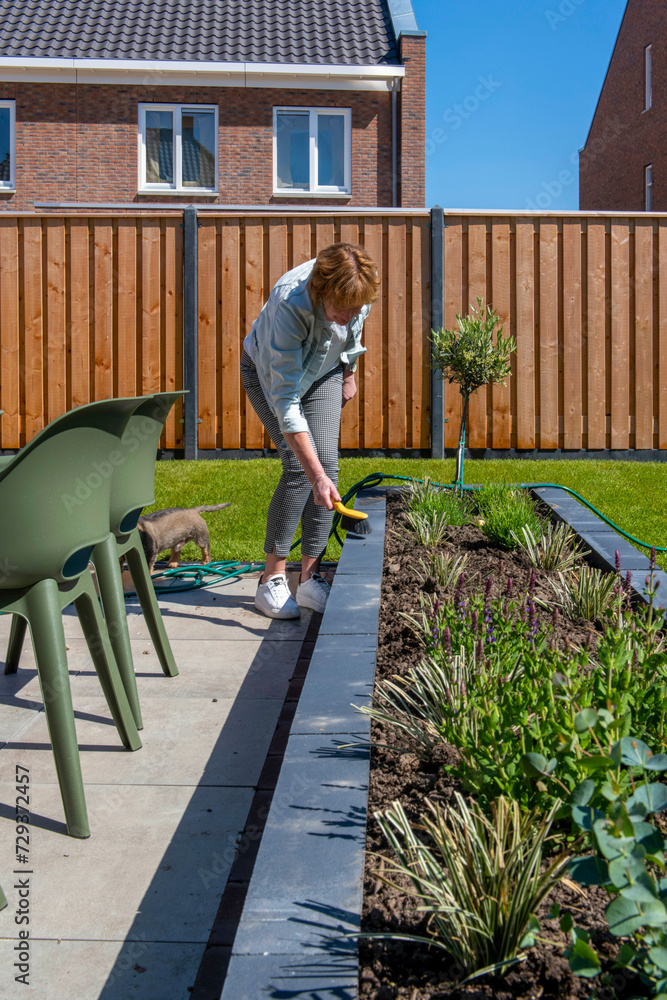 Nederland - Illustratief beeld. In de tuin van een nieuwbouwhuis zijn een zwangere vrouw en haar moeder samen aan het werk. foto: ANP / Hollandse Hoogte / Patricia Rehe Nederland - Illustratief beeld. In de tuin van een nieuwbouwhuis zijn een zwangere vrouw en haar moeder samen aan het werk. foto: ANP / Hollandse Hoogte / Patricia Rehe