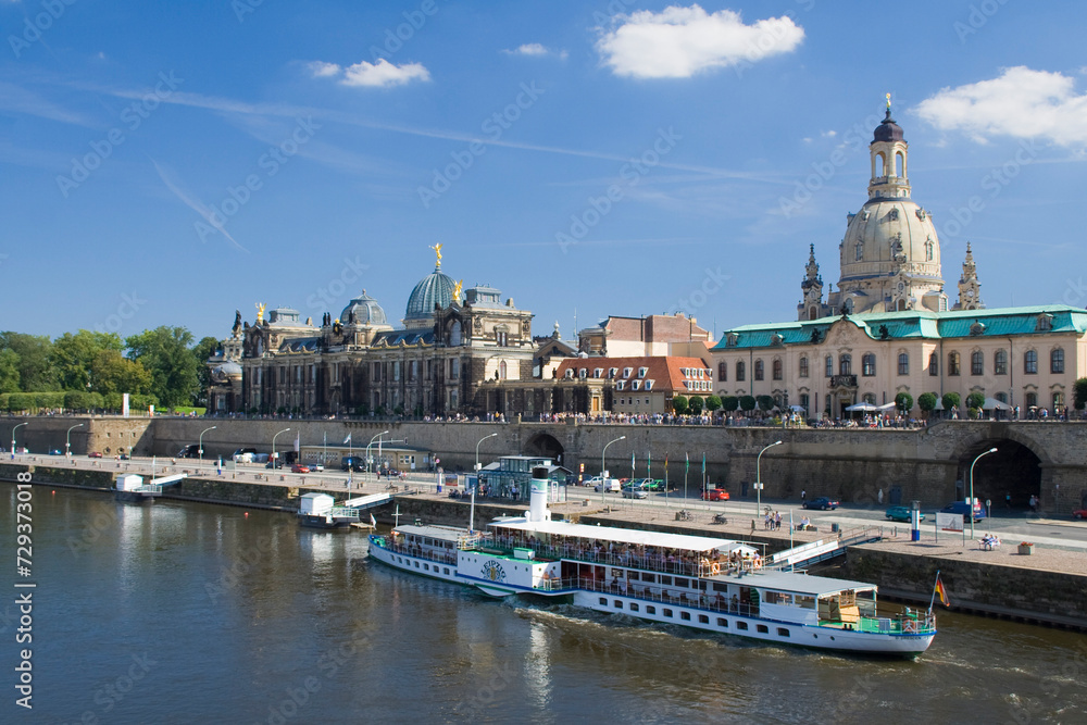 Touristische Schaufelraddampfer am Ufer der Elbe und die Frauenkirche im historischen Zentrum von Dresden, Sachsen, Deutschland