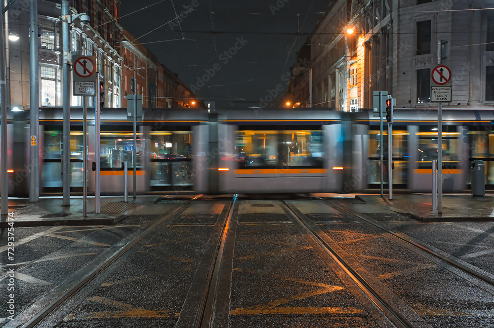 Obraz na płótnie tram in ireland at night w salonie