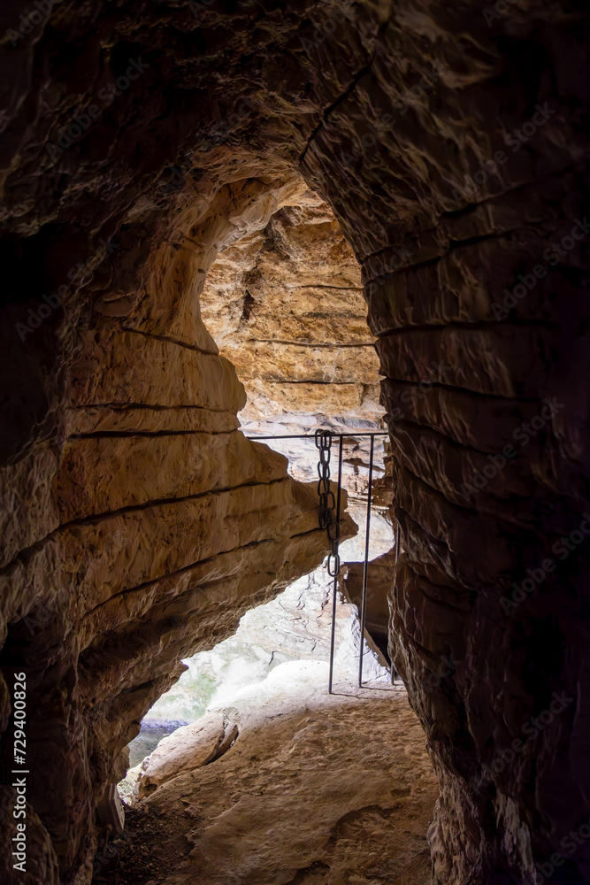 sentiero all'interno di caverna