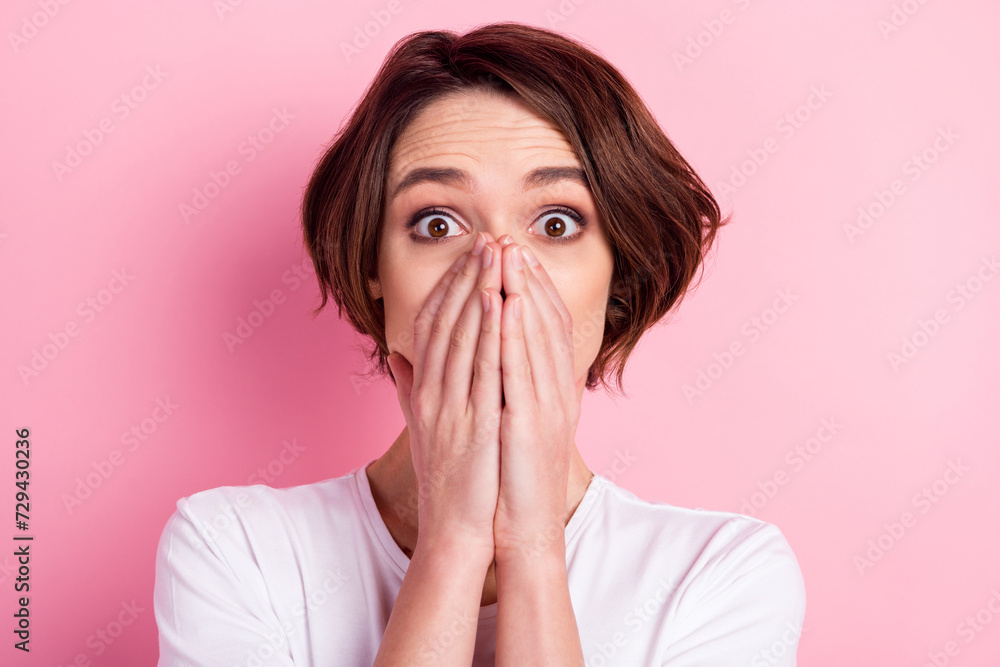 Photo portrait of woman with bob hairstyle frustrated staring stressed covered mouth isolated pastel pink color background Photo portrait of woman with bob hairstyle frustrated staring stressed covered mouth isolated pastel pink color background