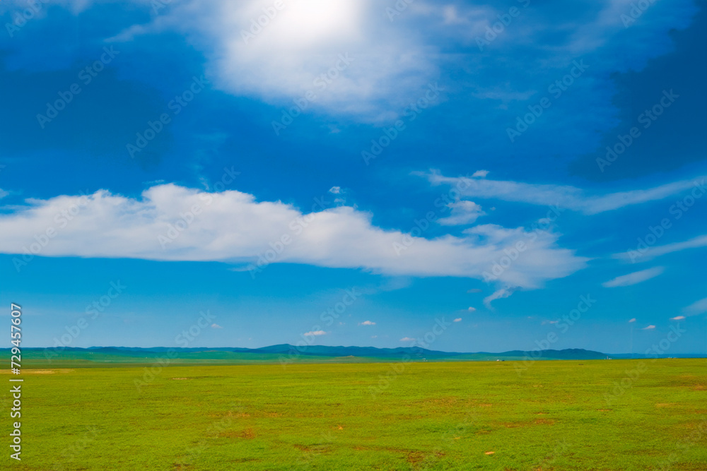 青空と白い雲とモンゴルの大草原
