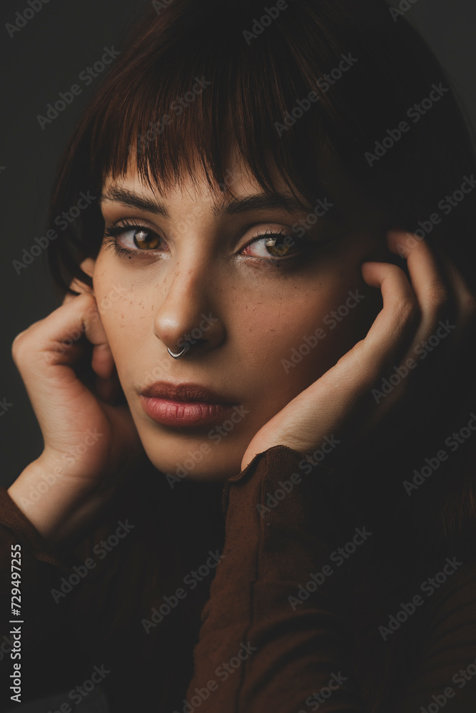 giovane ragazza bella sguardo profondo giovane ragazza bella sguardo profondo