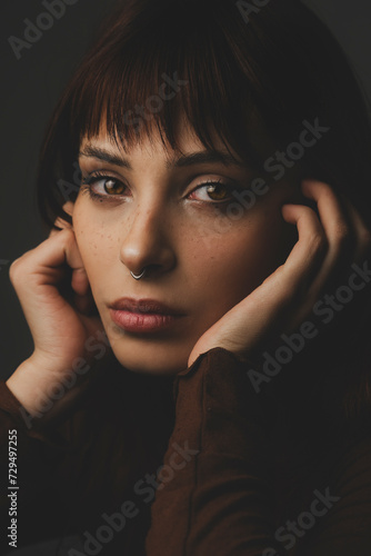 giovane ragazza bella sguardo profondo