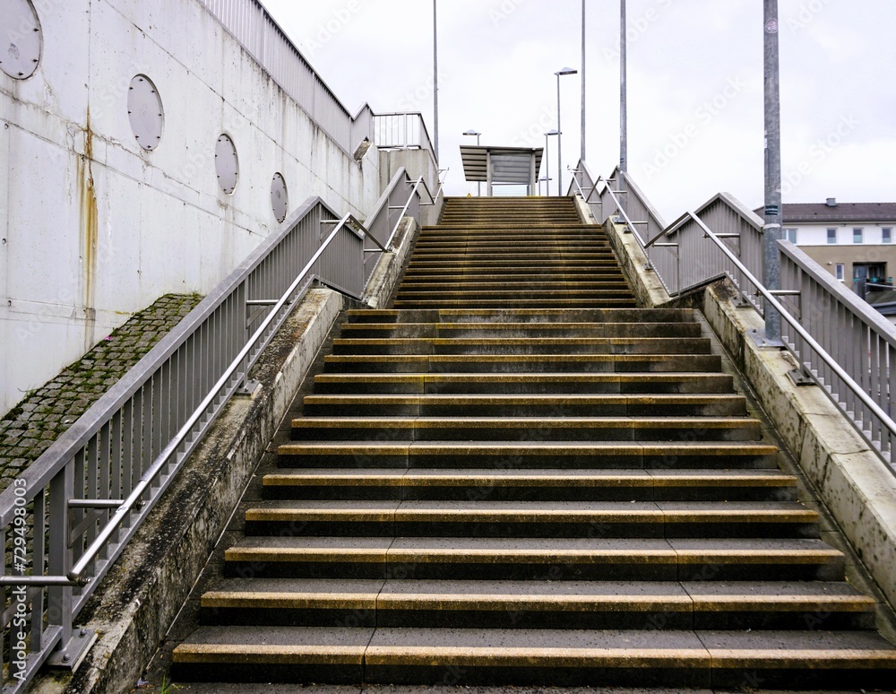 Große breite Steintreppe auf Bahnhofsgelände in Stadt am Morgen im Winter Große breite Steintreppe auf Bahnhofsgelände in Stadt am Morgen im Winter