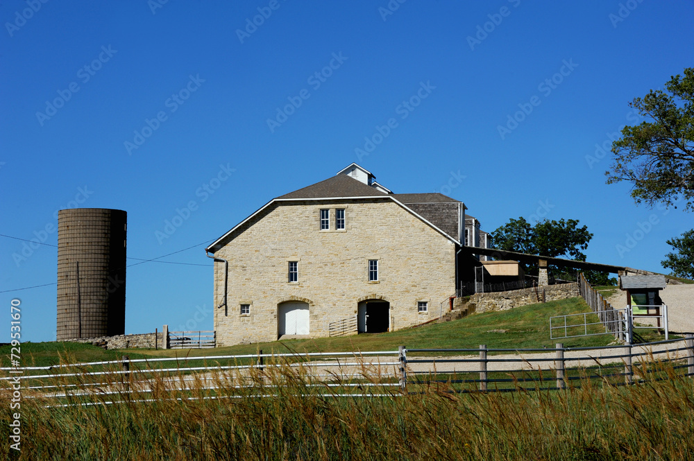 Obraz premium Barn and Silo on the Tallgrass Prairie National Preserve