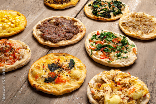 Diversos tipos de esfirra a típica comida arabe originária do Líbano e da Síria. Com diversos tipos de recheio