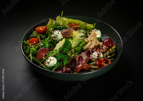 Salad with tuna and greens