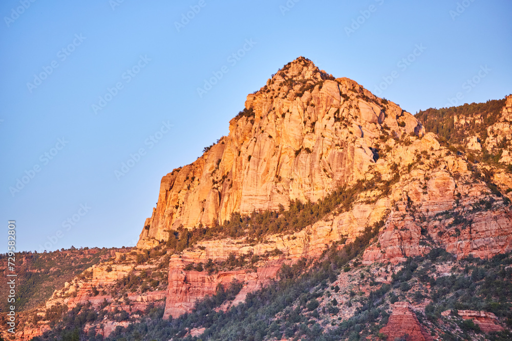 Naklejka premium Sedona Mountain Sunset, Golden Hour Glow, Rugged Arizona Landscape