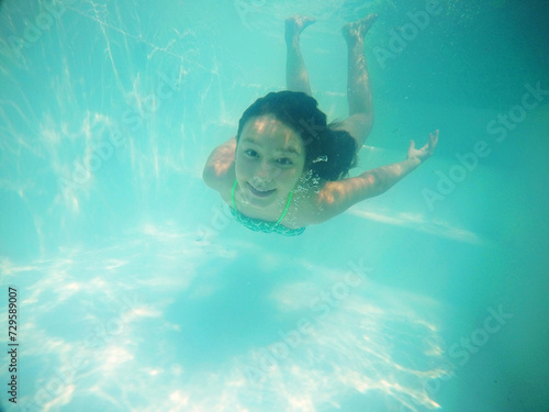 menina fazendo mergulho em piscina 