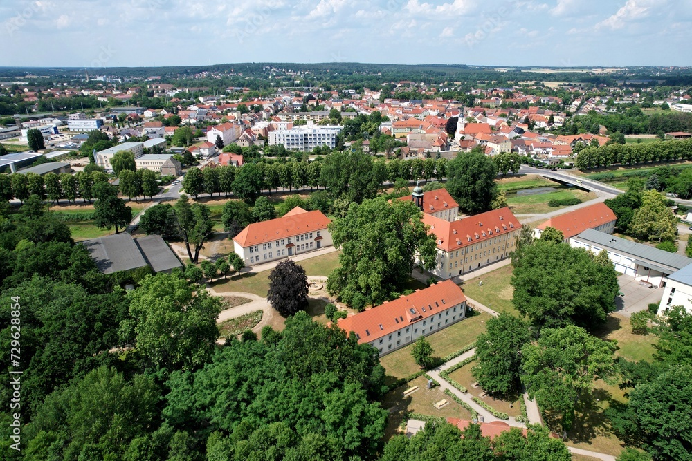 Elsterwerda, Elsterschlossgymnasium mit Stadt 2023