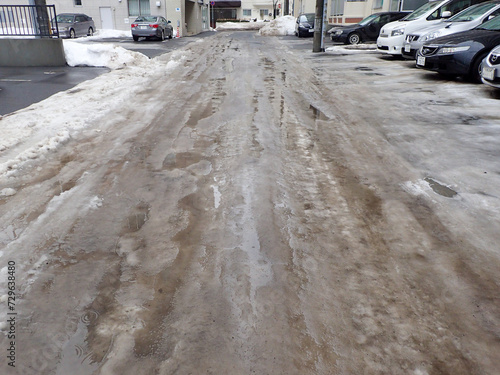 雪解け進む住宅街の生活道路（北海道札幌市豊平区）