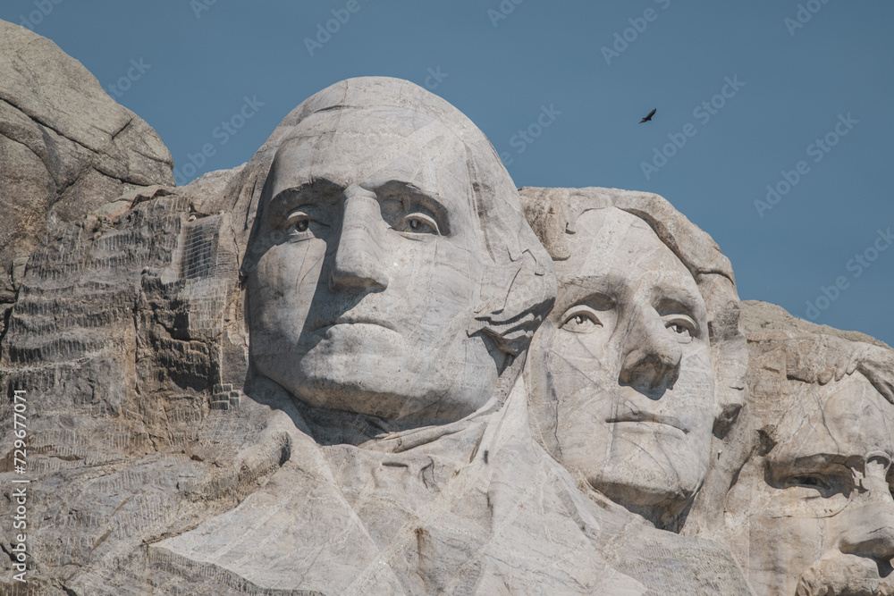 Obraz premium Close-up view of Mt. Rushmore, featuring the faces of four famous U.S. Presidents carved into the mountainside