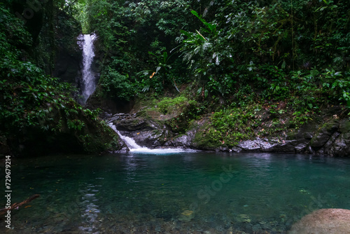 Cascada en la comarca de Panam    lugares m  sticos