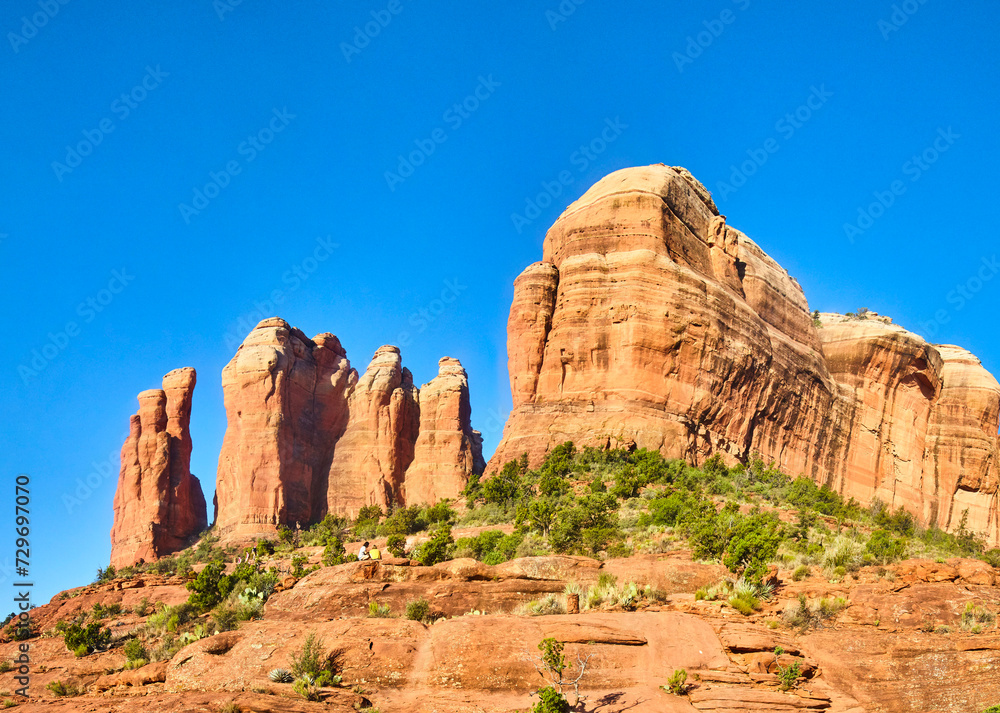 Fototapeta premium Majestic Red Sandstone Formations and Hikers in Sedona Desert