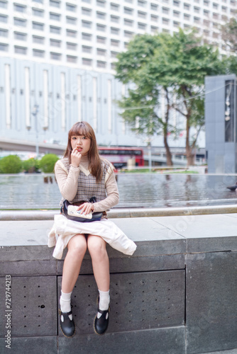 香港の公園で休憩している20代の中国人女性 Chinese woman in her 20s taking a break in a park in Hong Kong