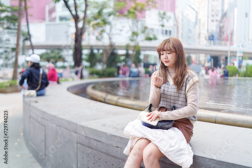 香港の公園で休憩している20代の中国人女性 Chinese woman in her 20s taking a break in a park in Hong Kong photo