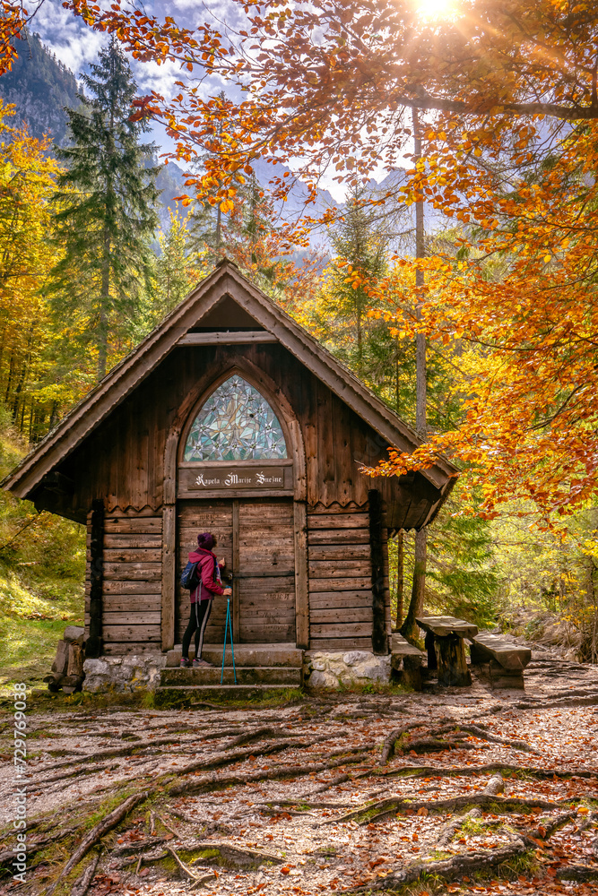 Paesaggio con chiesetta autunno