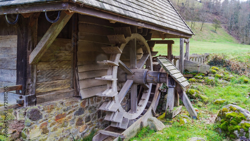 Fotografia Old wheel of a watermill