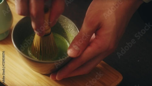 抹茶を立てる手元　日本・文化・和風・茶道 photo