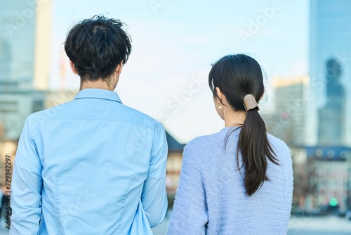 Foto スマートフォンを手に笑顔の男女