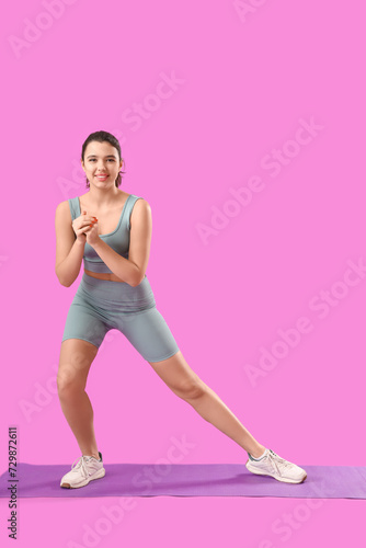 Young woman in sportswear t...