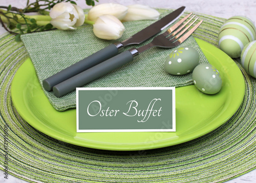 Tischdekoration Zum Osterfest: Teller, Besteck und Osterdekoration mit dem Text Oster Buffet auf einer Tischkarte.