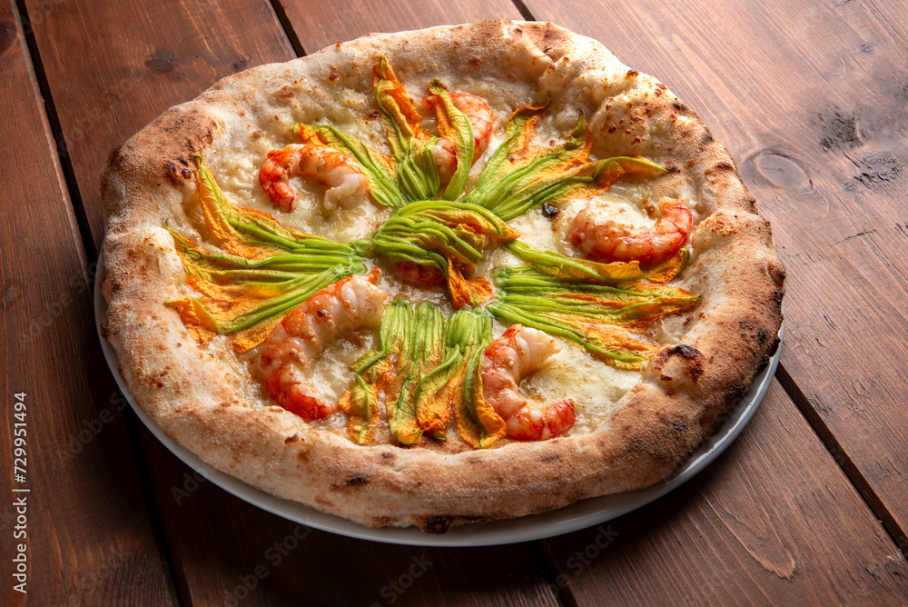 Deliziosa pizza italiana condita con mozzarella, fiori di zucca e scampi 