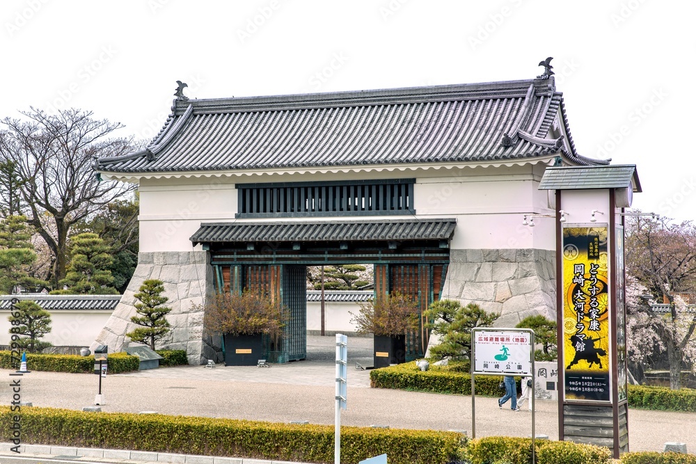 岡崎市、岡崎城の大手門と枝垂れ桜