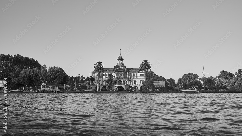 Obraz premium Details of a river with waves in black and white