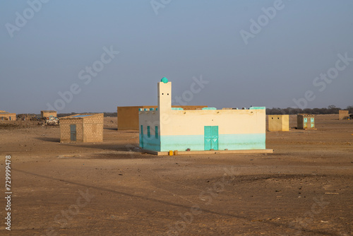 Une petite mosquée de village dans le désert du Sahel au Sénégal en Afrique © Pierre