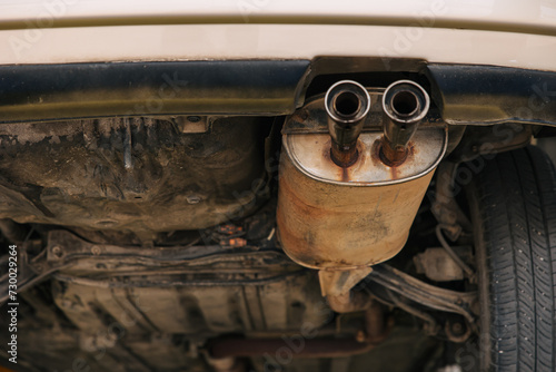 Fotografía under car exhaust pipe muffler old aged rust rusty closeup auto part service