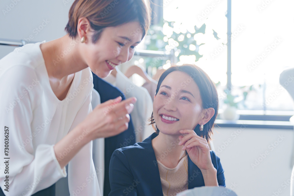 打ち合わせするファッションデザイナーたち 打ち合わせするファッションデザイナーたち