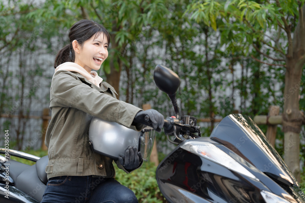 バイクに乗る女性