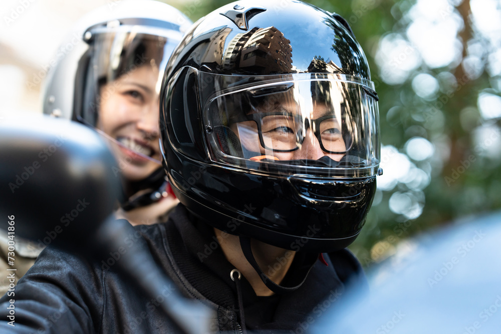 オートバイに乗る男女