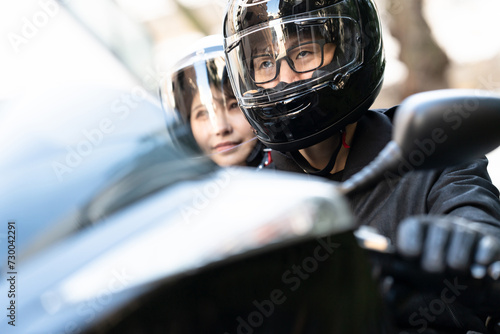 オートバイに乗る男女 © Peak River