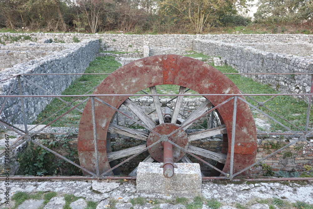 Altilia - Ruota del mulino ad acqua nel Parco Archeologico di Sepino