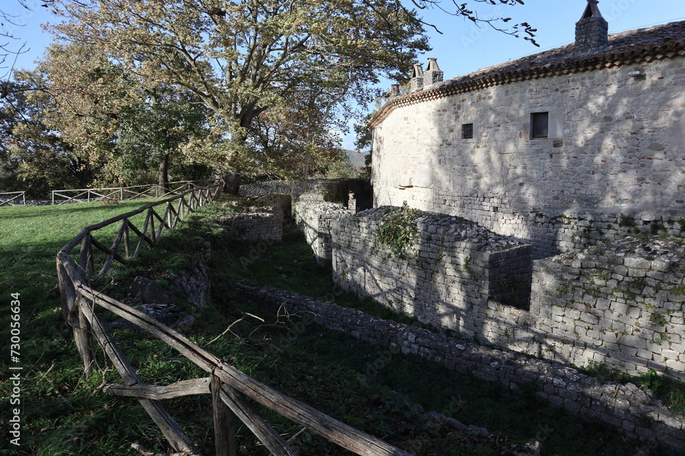 Altilia - Scorcio del muro di cinta nel Parco Archeologico di Sepino