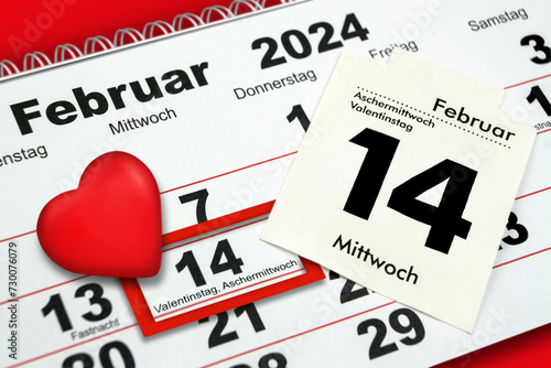 Deutscher Kalender Datum 14. Februar 2024 Valentinstag und rotes Herz © PhotoSG